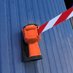 w_support01_skipper01_on_wall.jpg
