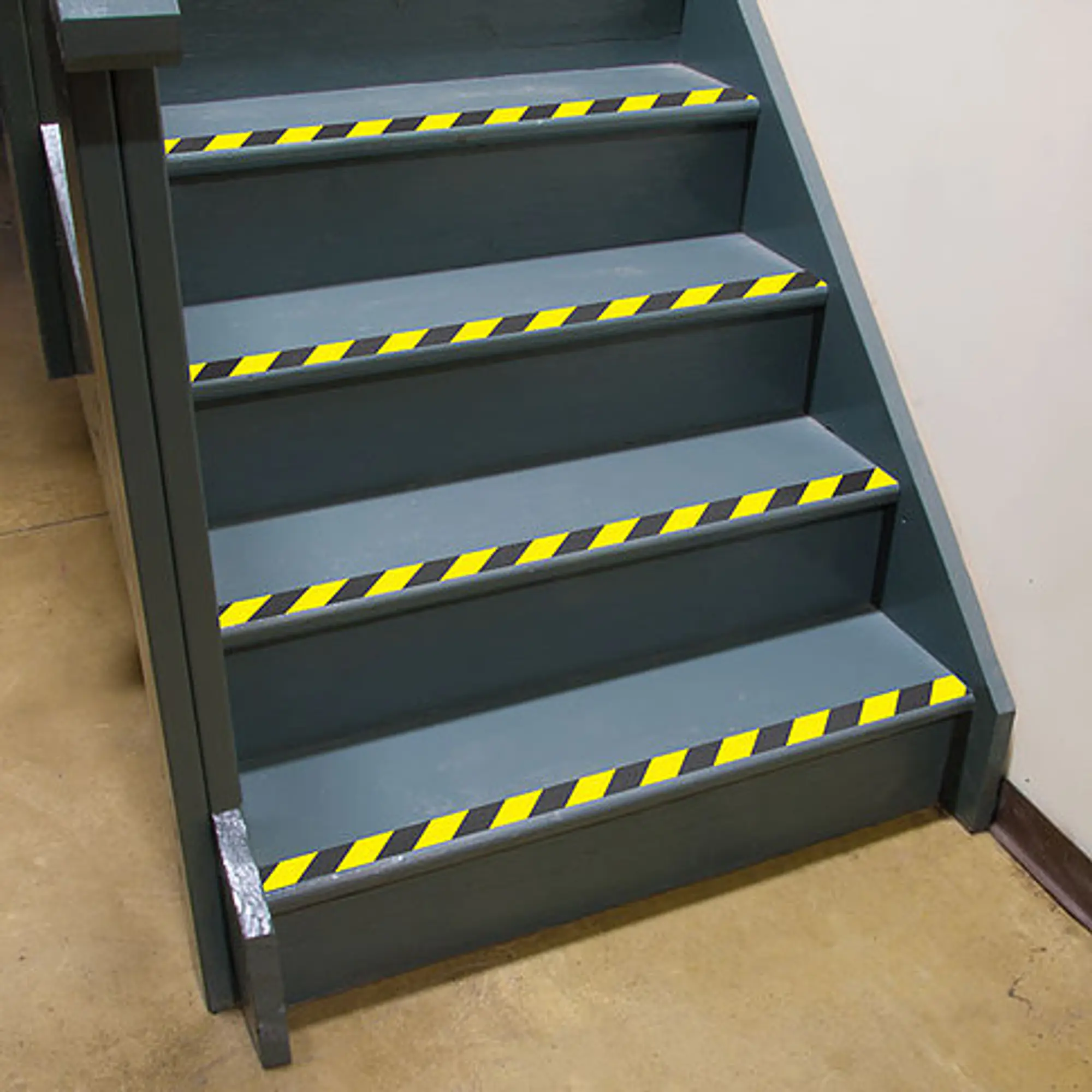 cinta_demarcatoria_escalera_bicolor.jpg